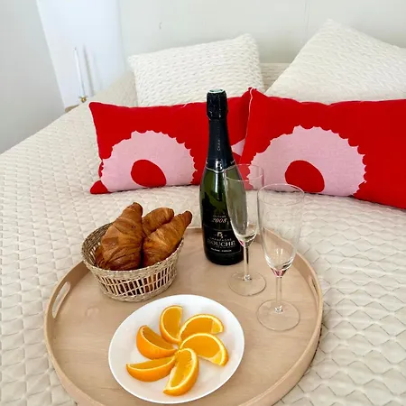 Designin Golden In The Center - Near Saerkaenniemi Apartment *